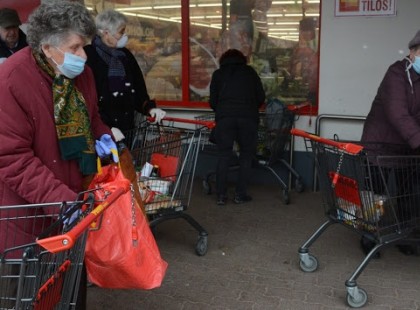 Ritkán posztolok ide, de ami ezzel a törékeny idős nénivel történt tegnap a Pennyben a pénztárnál, arról szeretném, ha tudna mindenki..! ALIG akartam elhinni, amit a pénztáros tett.. - ILYEN LÉTEZIK??!