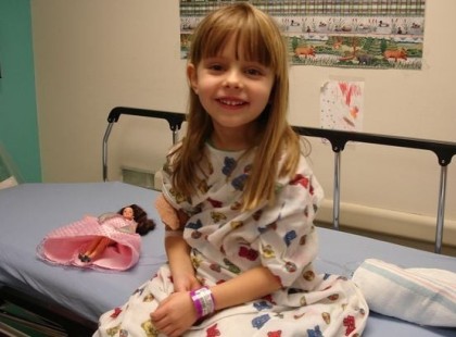 Ez a 6 éves kislány rákban meghalt. Pár nap múlva anyukája egy girbe-gurba kis betűkkel megcímzett cetlit talál az edények között: