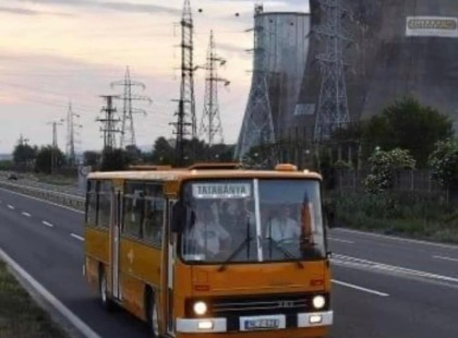 Tegnap történt..... buszsofőr vagyok, és hajnalban megláttam egy gumicsizmás munkaruhás roma férfit sétálni a főút mellett..