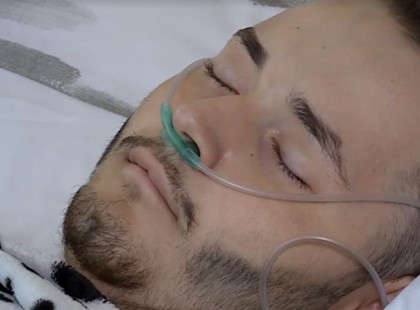 Édesanyja karjai között halt meg Dezső...hófehér koporsóban a kedvenc gitárjával fog örökre nyugalomra térni..