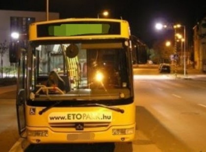 Egy hosszú műszak után, nagyon fáradt volt a Győrben dolgozó lány és elaludt a buszon. A végállomáson ébredt fel, de amit a buszsofőr ezután tett arra nehéz szavakat találni!