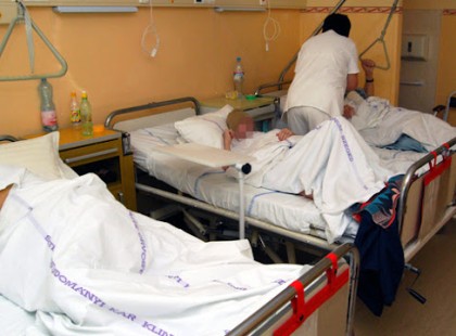 Két egészségügyi dolgozó, arról beszél, hogyan teszik el láb alól a problémás betegeket... Rendőrségi kivizsgálást követelünk..! ITT a kép a beszélgetésről: