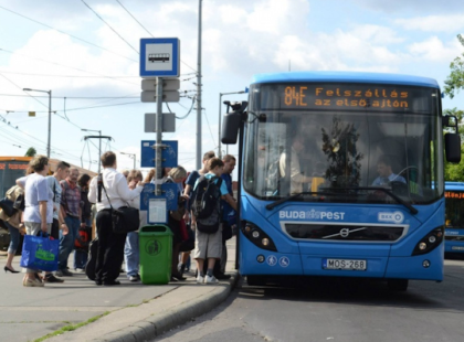 Tegnap egy fiatal srác szállt fel a buszra, aki két mankóra támaszkodva közlekedett. Bár sokan figyelték, senki sem ajánlotta fel neki a helyét. Hamar elszakadt nálam a cérna és így szóltam a busz hátsó ülő feléhez