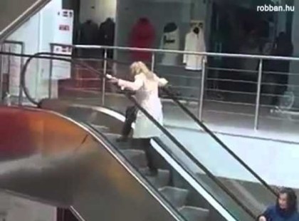 Ha a hülyeség fájna… Besírsz, ha meglátod, hogy mit művel ez a szőke nő!