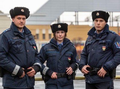 Három életmentő hős! Csütörtök reggel Lidlben összeesett és megállt a szíve a férfinak, de Simon Alex őrmester, Varga Beatrix őrmester, valamint Sörös Gábor őrmester –azonnal cselekedetek és ÍGY mentették meg a férfi életét! Egy szívecskével fejezzük ki elismerésünket, megérdemlik!