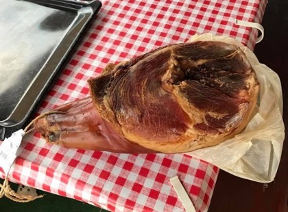 Holnapra Csülkös bablevest akartam csinálni…VETTÜNK egy nagyon guszta sonkát hozzá..AHOGY HAZA ÉRTÜNK JÖTT A MEGLEPETÉS A BELSEJÉBEN