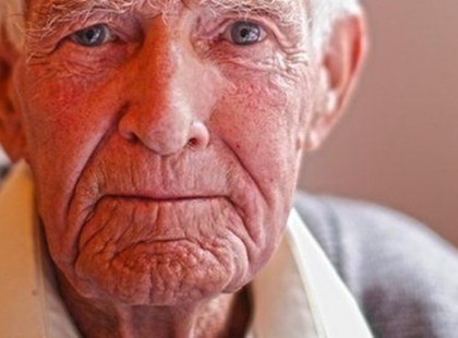 Idős asszony kiabál a férjével az újpesti piacon ... Oka azonban nem hétköznapi