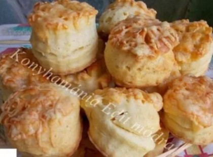 Hűtőben kelt sajtos pogácsa