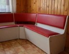 Kinek volt ilyen?Emlékszel? A szocializmusban nem volt konyha enélkül a piros konyhai sarokpad nélkül. Én nagyon szerettem. Egész kiskoromban még el is fértem benne, de amúgy minden felesleges dologgal pakoltuk teli.