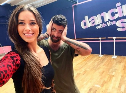 Krausz Gábor és Mikes Anna utcán csókolóznak - fotó