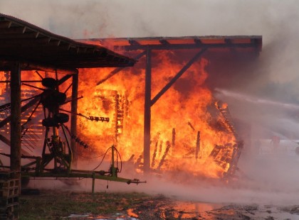 Lángokban állt egy lakóház Tatabányán, gázpalack is felrobbant