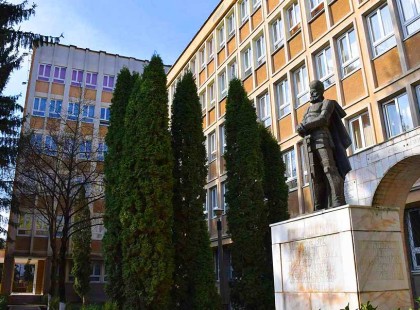 Ismét megtörtént! Levette magát a gimnázium negyedik emeletéről egy diák: a fiú nem élte túl a zuhanást, búcsúlevelet hagyott a családjának