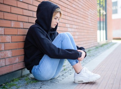 Ez a férfi meglátja a 15 éves lányt az utcán kezében egy babával. Ezután könnyfakasztó dolgot tesz