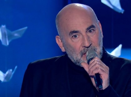 BETEGSÉGE ÓTA ELŐSZÖR ÉNEKELT SZÍNPADON KULKA JÁNOS: AZ EGYIK LEGSZEBB MAGYAR SLÁGERT ADTA ELŐ GRYLLUS DORKÁVAL