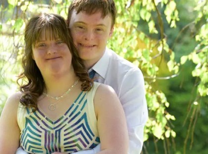 Már több mint 3 éve alkot boldog párt ez a kettő Down-szindromás magyar fiatal, akiket nagyon csúnyán kigúnyoltak betegségük miatt! A fiú válasza ZSENIÁLIS! Hatalmas gratuláció nekik!