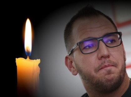 Most érkezett a hír, és sajnos szomorúan kell közölnünk, hogy már nincs közöttünk. Ő már nem harcol tovább, szervezete feladta a küzdelmet.Gyászol Curtis: nagyon megviselte a szörnyű tragédia