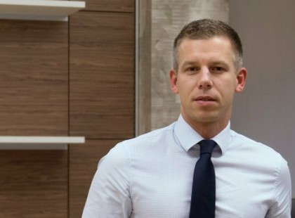 Bocsánatot kért Magyar Péter a bicskei áldozatoktól