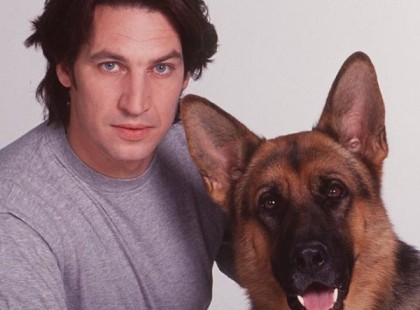 Rex első gazdájából marhatenyésztő lett: tiroli birtokán él és 63 éves korára teljesen megváltozott, de még mindig ördögien sármos!