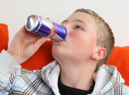 Itt a vége!Ennyi volt! Betiltották az energiaitalok forgalmazását a kiskorúaknak