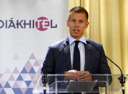 „Egykori óvodai nevelője szerint a magát a tisztesség bajnokának mutató ügyvéd egy társától többször is elvette a játék-teherautót, míg egy másik lánynak egy ízben meghúzta a haját. Bízhatunk-e egy ilyen emberben? – tette fel a kérdést Rogán Antal a fejemben.” Írja Lakner Dávid a kormánypropagandát parodizálva! Vigyázat, tele iróniával❗