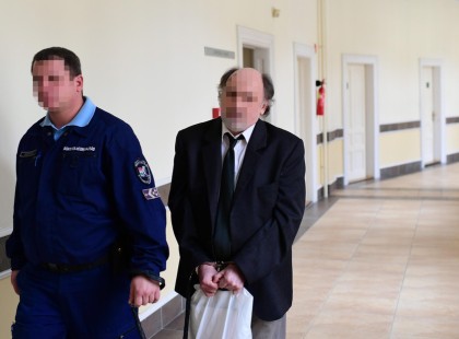 Már 1990.-ben tudták a Bicskei gyermekotthon igazgatójáról, hogy mit művel a gyerekekkel. Megszólalt az egyik áldozata