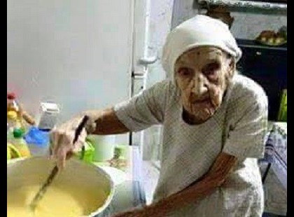 Kíváncsi vagyok hányan osztják meg ezt az idős nőt, aki egész életében a szegényeknek főzött!