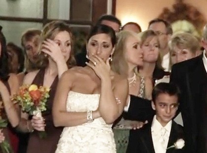 A vőlegény megcsókolta a másik nőt a menyasszony előtt. Pár perccel később a menyasszony sírva fakadt, de nem azért, amiért gondolod (videó)