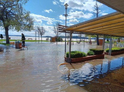 Hatalmas károk a Balatonnál: Megbillent a tó vize, az erős szél áttolta a vizet az északi partra és Fürednél elöntötte a tó a parti éttermeket.