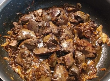 Hagymás csirkemáj – fél óra alatt fenséges ételt dobhatsz össze!