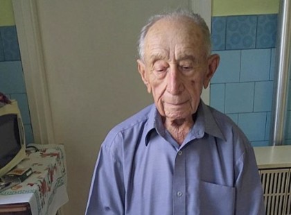 Károly bácsi 100 évesen még horgászik és rejtvény fejt. A napokban újították meg a jogosítványát.