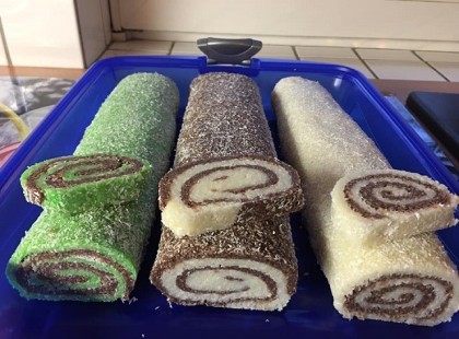 Tegnap csináltam egy próbasütést !HÚSVÉTRA kókusztekercs: mandulás, csokis, rumos ízesítéssel! Mindegyik csodás lett!