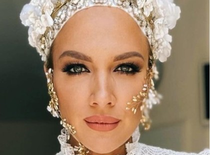 Tóth Gabi hófehér csipkeruhában, fején koszorúval jelentkezett be! Elárulta, mi ez az öltözet! Várj, míg meglátod tetőtől-talpig!