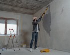 Anya és lánya három hétre elmentek otthonról. Az apa otthon maradt, és titokban nekilátott a lakás felújításának. Amikor a nők visszatértek, nem hittek a szemüknek
