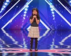 A zsűri csak kuncog amikor a kislány azt mondja, hogy Celine Dion legnehezebb dalát fogja elénekelni - ez a dal még egy profinak is nehéz! Aztán...leesik az álluk! 👇𝐕𝐢𝐝𝐞𝐨́ 𝐚 𝐡𝐨𝐳𝐳𝐚́𝐬𝐳𝐨́𝐥𝐚́𝐬𝐨𝐤𝐧𝐚́𝐥!