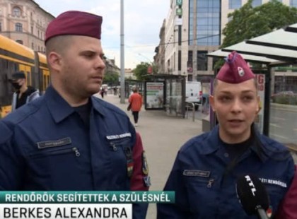 A Blaha Lujza téri villamosmegállóban szült egy nő, rendőrök segítettek neki.Küldjünk sok szívecskét a hős rendőröknek és a kisbabának - anyukának <3