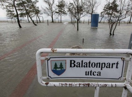 Pokoli a helyzet: Megbillent a Balaton, víz alá került a déli part