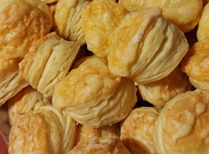 Finom puha leveles sajtos pogácsa, hajtogatás nélkül