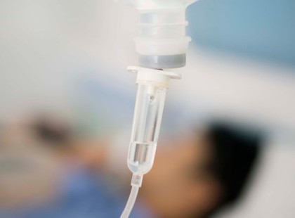 Kidobta az ablakon az 5 éves kisfiát, mivel oda akart ülni az ölébe egy kis szeretetért. A gyerek életéért azóta küzdenek