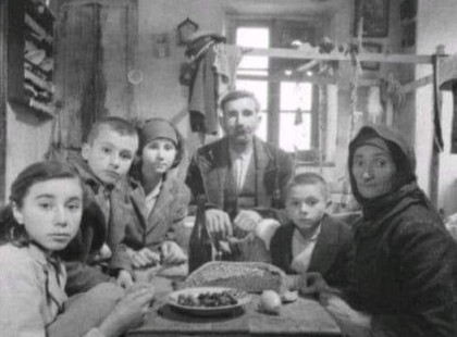 Egy kenyér, egy hagyma és egy tányér tepertő 6 szájra.