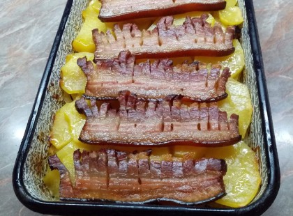 Szégyen, vagy sem, nálunk nagy kedvenc - egy kis tepsis krumpli recept