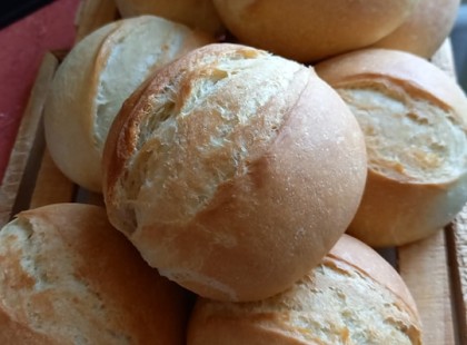 Kedvencünk a vágott zsemle sült ma nálam