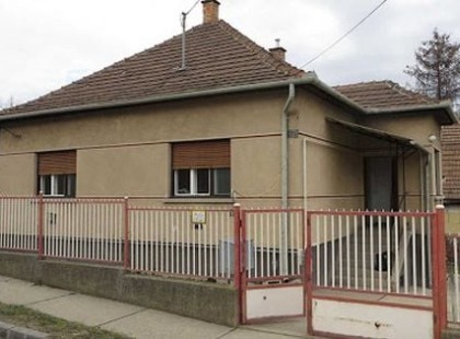 40-50 éve bagóért jutottak hozzá egy házhoz nagyszüleink, egy mai 20-30-asnak meg meg kell gebedni egy lakásért. Nekik milyen könnyű volt!