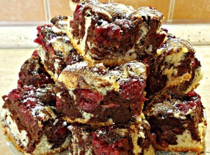 Egy egyszerű meggyes-kevert süti hétvégére