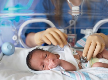 Újszülött kisfiút hagytak a Hatvani Kórház inkubátorában