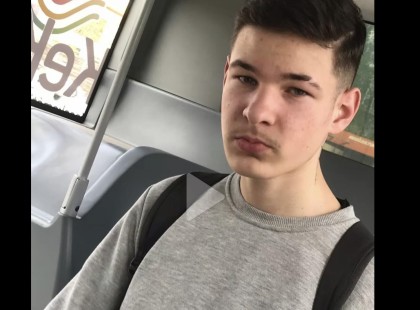 Ez a fiatal fiú, Miklós halt meg tegnap a kecskeméti vonatgázolásban..kilépett a vonat elé