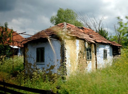 Elsírta magát az unokáit egyedül nevelő 80 éves néni, amikor meglátta, hogy titokban felújították a házát