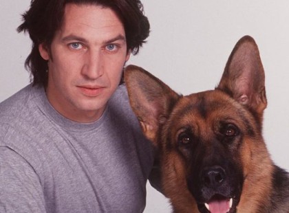 Rex első gazdájából marhatenyésztő lett: tiroli birtokán él és 63 éves korára teljesen megváltozott, de még mindig ördögien sármos!