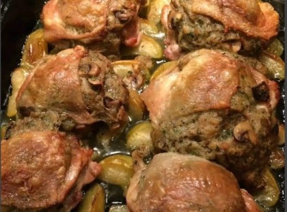 De gusztusos így, gratulálok,én is igy szoktam sütni. Sokkal izletesebb,mintha egészben töltik a csirkét, jobban átjárnak mindent a finom fűszerek szerintem, recept a hozzászólásnál