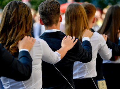 A fiú szégyelli az anyját - egy másik nőt hívott meg az ballagására