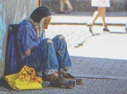 Az idős férfi 10 éve ugyanabban a sarokban ül és várja a lányát, aki kirúgta őt -– A nap története